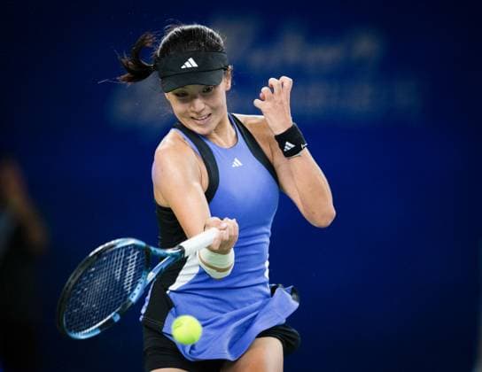(241007) -- WUHAN, Oct. 7, 2024 -- Wang Xinyu of China hits a return during the singles round of 64 match against Caroline Dolehide of the United States at the 2024 WTA, Tennis Damen Wuhan Open tennis tournament in Wuhan, capital of central China s Hubei Province, Oct. 7, 2024. ) (SP)CHINA-WUHAN-TENNIS-WTA-WUHAN OPEN-SINGLES (CN) HuxJingwen 