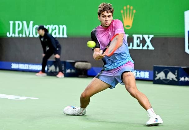 SHANGHAI, CHINA - OCTOBER 07: Flavio Cobolli of Italy hits a return in the Men s Singles Round of 64 match against Stanislas Wawrinka of Switzerland on Day 8 of 2024 Shanghai Rolex Masters at Qi Zhong Tennis Centre on October 7, 2024 in Shanghai, China.  Copyright: xZhangxHaohaox 111522432407