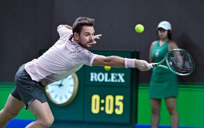 SHANGHAI, CHINA - OCTOBER 07: Stanislas Wawrinka of Switzerland hits a return in the Men s Singles Round of 64 match against Flavio Cobolli of Italy on Day 8 of 2024 Shanghai Rolex Masters at Qi Zhong Tennis Centre on October 7, 2024 in Shanghai, China.  Copyright: xZhangxHaohaox 111522432404