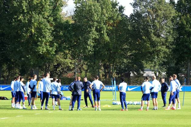 DEU, DFL, 2 FBL Hertha BSC, Training, 08 10 2024, Sportforum, Berlin, DEU, DFL, 2 FBL Hertha BSC, Training, im Bild Cheftrainer Cristian Fiel Hertha BSC Berlin , Hertha Spielerkreis DFL regulations prohibit any use of Photographs as image sequences and or quasi video Foto Juergen Engler nordphoto GmbH nordphotoxGmbHx xEngler nph00076