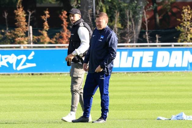 DEU, DFL, 2 FBL Hertha BSC, Training, 08 10 2024, Sportforum, Berlin, DEU, DFL, 2 FBL Hertha BSC, Training, in the picture Marc Oliver Kempf visiting, Andreas Zecke Neuendorf Hertha BSC DFL regulations prohibit any use of Photographs as image sequences and or quasi video Foto Juergen Engler nordphoto GmbH nordphotoxGmbHx xEngler nph00076