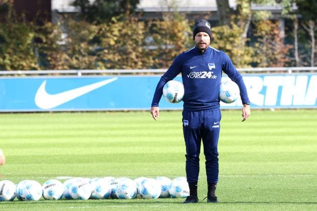 DEU, DFL, 2 FBL Hertha BSC, Training, 08 10 2024, Sportforum, Berlin, DEU, DFL, 2 FBL Hertha BSC, Training, im Bild Co Trainer Patrick Ebert Hertha BSC Berlin , Baelle DFL regulations prohibit any use of Photographs as image sequences and or quasi video Foto Juergen Engler nordphoto GmbH nordphotoxGmbHx xEngler nph00076