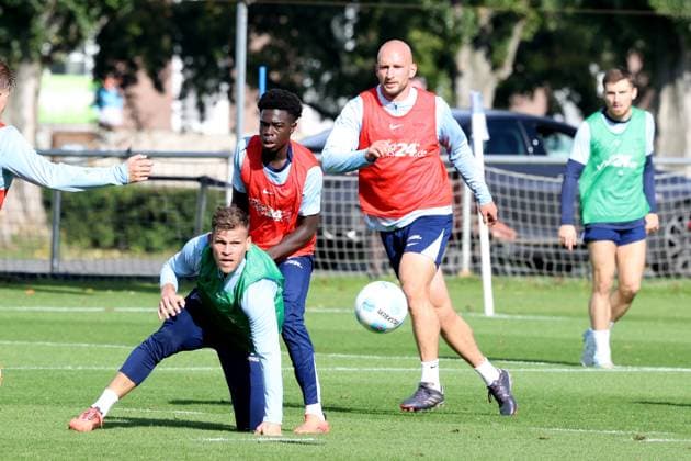 DEU, DFL, 2 FBL Hertha BSC, Training, 08 10 2024, Sportforum, Berlin, DEU, DFL, 2 FBL Hertha BSC, Training, in the picture Boris Lum Hertha BSC Berlin 21 , Florian Niederlechner Hertha BSC Berlin 7 , Toni Leistner Hertha BSC Berlin 37 DFL regulations prohibit any use of Photographs as image sequences and or quasi video Foto Juergen Engler nordphoto GmbH nordphotoxGmbHx xEngler nph00076