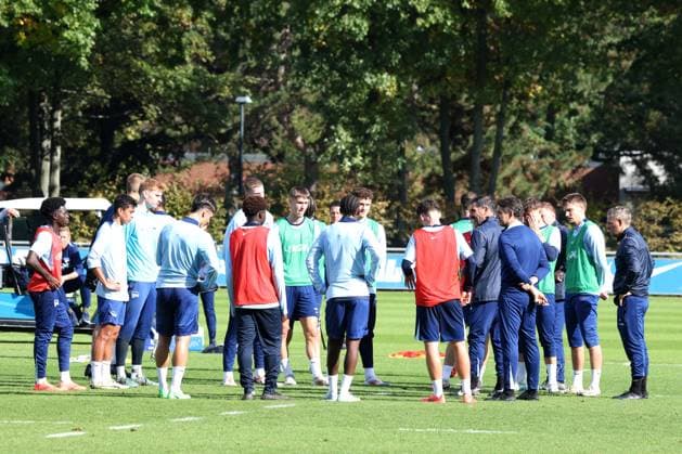 DEU, DFL, 2 FBL Hertha BSC, Training, 08 10 2024, Sportforum, Berlin, DEU, DFL, 2 FBL Hertha BSC, Training, im Bild Cheftrainer Cristian Fiel Hertha BSC Berlin , Hertha Spielerkreis DFL regulations prohibit any use of Photographs as image sequences and or quasi video Foto Juergen Engler nordphoto GmbH nordphotoxGmbHx xEngler nph00076
