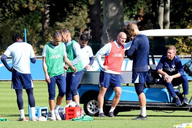 DEU, DFL, 2 FBL Hertha BSC, Training, 08 10 2024, Sportforum, Berlin, DEU, DFL, 2 FBL Hertha BSC, Training, im Bild Hertha Spielerkreis, Toni Leistner Hertha BSC Berlin 37 , Derry Scherhant Hertha BSC Berlin 39 DFL regulations prohibit any use of Photographs as image sequences and or quasi video Foto Juergen Engler nordphoto GmbH nordphotoxGmbHx xEngler nph00076