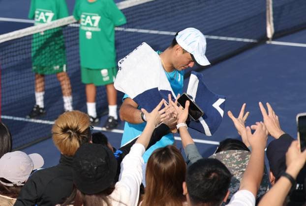 (241008) -- SHANGHAI, Oct. 8, 2024 -- Wang Aoran interacts with fans after the men s doubles round of 32 match between Zhou Yi Wang Aoran of China and Sadio Doumbia Fabien Reboul of France at the ATP, Tennis Herren World Tour Shanghai Masters tennis tournament in Shanghai, east China, Oct. 8, 2024. ) (SP)CHINA-SHANGHAI-TENNIS-ATP TOUR-SHANGHAI MASTERS(CN) BaixXuefei 