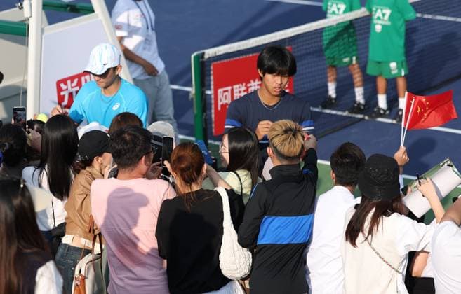 (241008) -- SHANGHAI, Oct. 8, 2024 -- Wang Aoran and Zhou Yi (R) sign for fans after the men s doubles round of 32 match between Zhou Yi Wang Aoran of China and Sadio Doumbia Fabien Reboul of France at the ATP, Tennis Herren World Tour Shanghai Masters tennis tournament in Shanghai, east China, Oct. 8, 2024. ) (SP)CHINA-SHANGHAI-TENNIS-ATP TOUR-SHANGHAI MASTERS(CN) BaixXuefei 