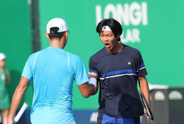 (241008) -- SHANGHAI, Oct. 8, 2024 -- Wang Aoran and Zhou Yi (R) celebrate during the men s doubles round of 32 match between Zhou Yi Wang Aoran of China and Sadio Doumbia Fabien Reboul of France at the ATP, Tennis Herren World Tour Shanghai Masters tennis tournament in Shanghai, east China, Oct. 8, 2024. ) (SP)CHINA-SHANGHAI-TENNIS-ATP TOUR-SHANGHAI MASTERS(CN) BaixXuefei 