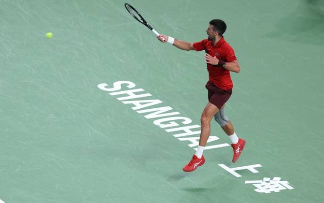 (241008) -- SHANGHAI, Oct. 8, 2024 -- Novak Djokovic hits a return during the men s singles round of 32 match between Novak Djokovic of Serbia and Flavio Cobolli of Italy at the ATP, Tennis Herren World Tour Shanghai Masters tennis tournament in Shanghai, east China, Oct. 8, 2024. ) (SP)CHINA-SHANGHAI-TENNIS-ATP TOUR-SHANGHAI MASTERS(CN) BaixXuefei 
