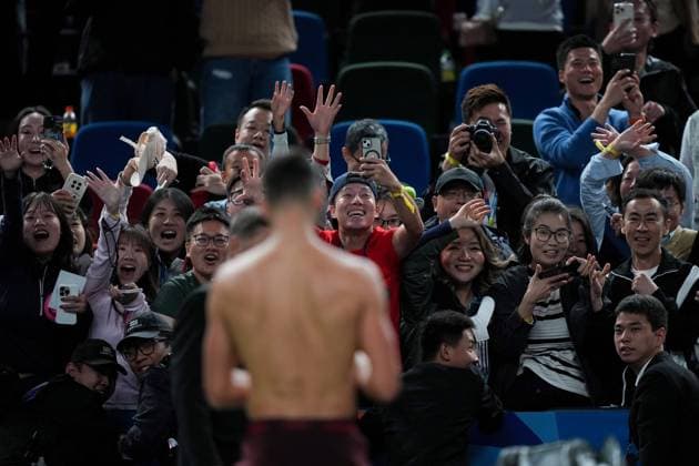 Sport Bilder des Tages (241008) -- SHANGHAI, Oct. 8, 2024 -- Fans cheer for Novak Djokovic (front) after the men s singles round of 32 match between Novak Djokovic of Serbia and Flavio Cobolli of Italy at the ATP, Tennis Herren World Tour Shanghai Masters tennis tournament in Shanghai, east China, Oct. 8, 2024. ) (SP)CHINA-SHANGHAI-TENNIS-ATP TOUR-SHANGHAI MASTERS(CN) XuxYanan 