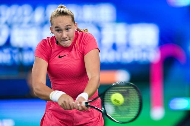 (241008) -- WUHAN, Oct. 8, 2024 -- Andreeva Mirra of Russia hits a return during the women s singles round of 64 match against Wang Xiyu of China at the 2024 Wuhan Open tennis tournament in Wuhan, capital of central China s Hubei Province, Oct. 8, 2024. ) (SP)CHINA-WUHAN-TENNIS-WUHAN OPEN-WOMEN S SINGLES (CN) WuxZhizun 
