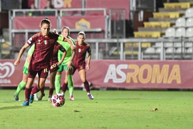 Foto IPP Roberto Ramaccia Roma 8 10 2024 Uefa Champions League Women 2024 2025 Roma vs Wolfsburg Nella foto Manuela Giugliano Segna il gol del 1-0 su rigore Italy Photo Press - World Copyright Roma italy  Copyright: xR4924_italyphotopressx