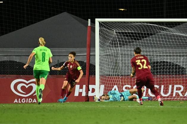 Manuela Giugliano of A.S. Roma Femminile is scoring the goal of 1-0 during Group A - Day 1 - UEFA Women s Champions League 2023 24 between A.S. Roma and VfL Wolfsburg at the Tre Fontane Stadium on October 8, 2024 in Rome, Italy.  Copyright: xDomenicoxCippitelli IPAxSportx x xx IPA_50439256 IPA_Agency_IPA50439256