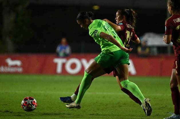 Sveindis Jonsdottir of VfL Wolfsburg and Giulia Dragoni of A.S. Roma Femminile in action during Group A - Day 1 - UEFA Women s Champions League 2023 24 between A.S. Roma and VfL Wolfsburg at the Tre Fontane Stadium on October 8, 2024 in Rome, Italy.  Copyright: xDomenicoxCippitelli IPAxSportx x xx IPA_50439275 IPA_Agency_IPA50439275