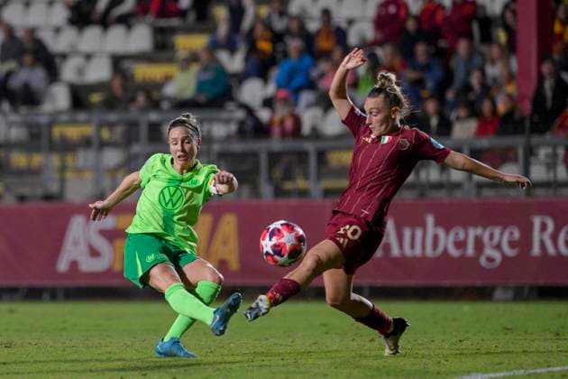 Wolfsburg s Svenja Huth and AS Roma s Giada Greggi during the UEFA Women& x2019;s Champions League 2024 2025 Group A between AS Roma vs Wolfsburg at the Tre Fontane stadium Rome on 08 October 2024. - Soccer.  Copyright: xFabrizioxCorradetti LaPressex