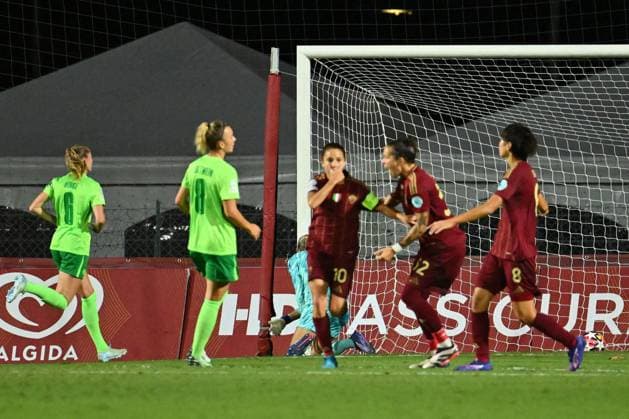 CALCIO - Champions League Women - Roma Women vs Wolfsburg Manuela Giugliano of A.S. Roma Femminile celebrates after scoring the gol of 1-0 during Group A - Day 1 - UEFA Women s Champions League 2023 24 between A.S. Roma and VfL Wolfsburg at the Tre Fontane Stadium on October 8, 2024 in Rome, Italy. Rome Italy  Copyright: xIPAxSport ABACAx