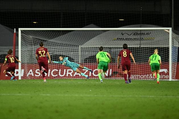 CALCIO - Champions League Women - Roma Women vs Wolfsburg Manuela Giugliano of A.S. Roma Femminile is scoring the goal of 1-0 during Group A - Day 1 - UEFA Women s Champions League 2023 24 between A.S. Roma and VfL Wolfsburg at the Tre Fontane Stadium on October 8, 2024 in Rome, Italy. Rome Italy  Copyright: xIPAxSport ABACAx