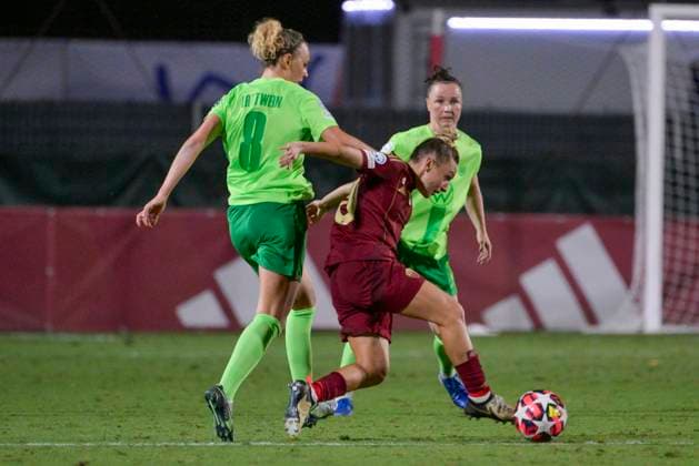 Wolfsburg s Lena Lattwein and AS Roma s Giada Greggi during the UEFA Women& x2019;s Champions League 2024 2025 Group A between AS Roma vs Wolfsburg at the Tre Fontane stadium Rome on 08 October 2024. - Soccer.  Copyright: xFabrizioxCorradetti LaPressex