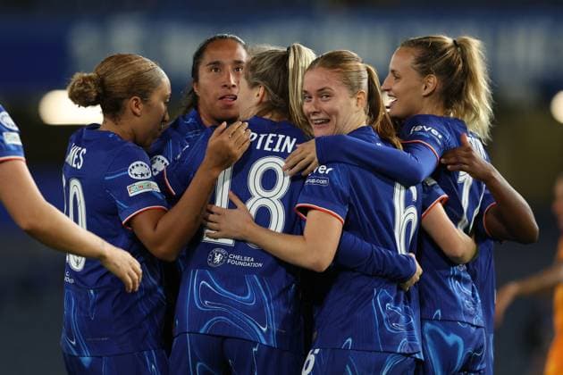 Sport Bilder des Tages London, England, 8th October 2024. Sjoeke Nusken (2nd R) of Chelsea scores to make it 1-0 during the UEFA Womens Champions League match at Stamford Bridge, London. Picture credit should read: Paul Terry Sportimage EDITORIAL USE ONLY. No use with unauthorised audio, video, data, fixture lists, club league logos or live services. Online in-match use limited to 120 images, no video emulation. No use in betting, games or single club league player publications. SPI-3367-0008