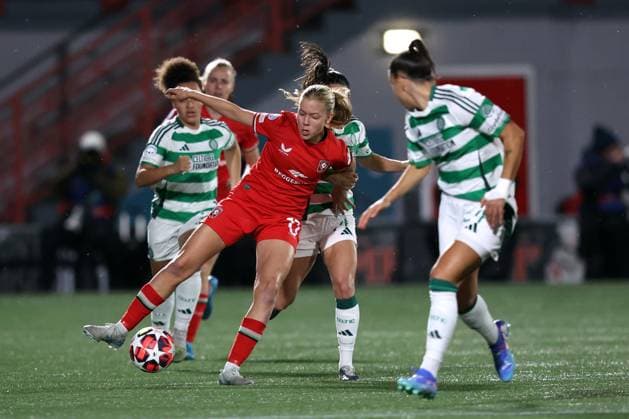 HAMILTON - (l-r) Amanda Andradottir of FC Twente, Shannon McGregor of Celtic FC during the UEFA Champions League women s match between Celtic FC and FC Twente at New Douglas Park on Oct. 8, 2024 in Hamilton, Scotland. ANP ROBERT PERRY UEFA Women s Champions League 2024 25 Group Stage MD1 2024 25 xVIxANPxSportx xxANPxIVx 510411024 originalFilename: 510411024.jpg