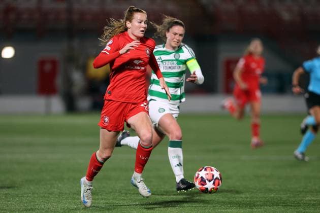 HAMILTON - (l-r) Nikee van Dijk of FC Twente, Kelly Clark of Celtic FC during the UEFA Champions League women s match between Celtic FC and FC Twente at New Douglas Park on Oct. 8, 2024 in Hamilton, Scotland. ANP ROBERT PERRY UEFA Women s Champions League 2024 25 Group Stage MD1 2024 25 xVIxANPxSportx xxANPxIVx 510411625 originalFilename: 510411625.jpg