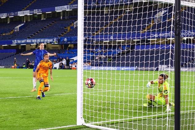 Chelsea gegen Real Madrid 08. Oktober 2024, London UEFA Womens Champions League Chelsea gegen Real Madrid Sjoeke Nusken von Chelsea erzielt ihr erstes Tor, das von Sheila Garcia von Real Madrid abgefälscht wird Foto Jacques Feeney Offside London UK  Copyright: xJacquesxFeeneyx xOffsidexOffside