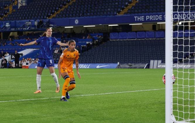 London, England, 8th October 2024. Sjoeke Nusken of Chelsea scores to make it 1-0 during the UEFA Womens Champions League match at Stamford Bridge, London. Picture credit should read: Paul Terry Sportimage EDITORIAL USE ONLY. No use with unauthorised audio, video, data, fixture lists, club league logos or live services. Online in-match use limited to 120 images, no video emulation. No use in betting, games or single club league player publications. SPI-3367-0021