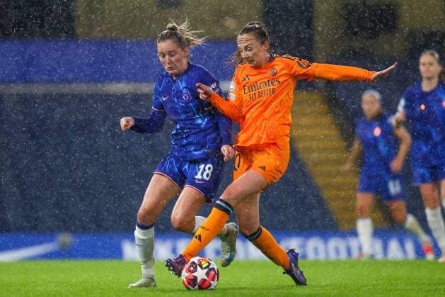 London, England, October 8th 2024: Caroline Weir (10 Real Madrid) and Wieke Kaptein (18 Chelsea) fight for the ball during the UEFA Womens Champions League game between Chelsea and Real Madrid at Stamford Bridge in London, England (Alexander Canillas SPP) Copyright: xAlexanderxCanillas SPPx spp-en-AlCa-9U2A9108