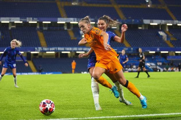 London, England, October 8th 2024: Filippa Angeldahl (21 Real Madrid) protects the ball from Johanna Rytting Kaneryd (19 Chelsea) during the UEFA Womens Champions League game between Chelsea and Real Madrid at Stamford Bridge in London, England (Alexander Canillas SPP) Copyright: xAlexanderxCanillas SPPx spp-en-AlCa-0V1A0932