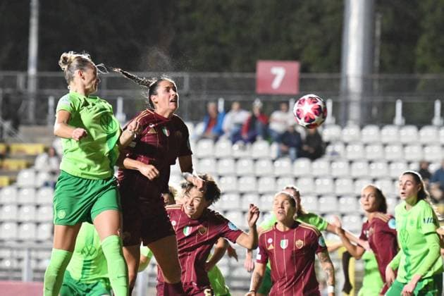 Foto IPP Roberto Ramaccia Roma 8 10 2024 Uefa Champions League Women 2024 2025 Roma vs Wolfsburg Nella foto Alexandra Popp, Evelyne Viens Italy Photo Press - World Copyright Roma italy  Copyright: xR4924_italyphotopressx