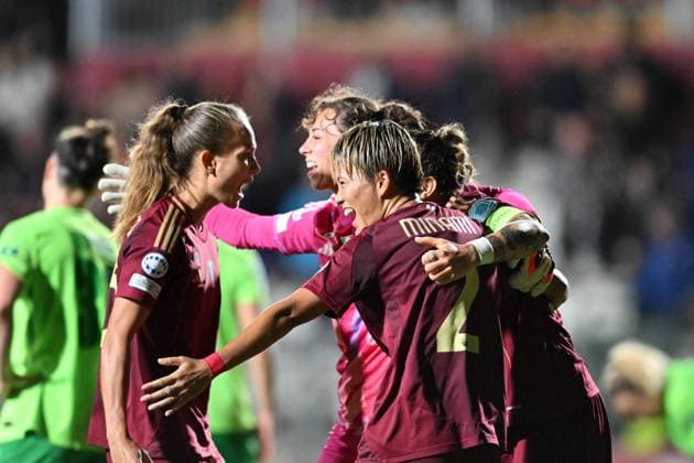 Foto IPP Roberto Ramaccia Roma 8 10 2024 Uefa Champions League Women 2024 2025 Roma vs Wolfsburg Nella foto i calciatori della Roma esultano per la vittoria a fine gara Italy Photo Press - World Copyright Roma italy  Copyright: xR4924_italyphotopressx