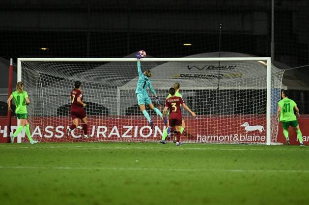 Merle Frohms of VfL Wolfsburg in action during Group A - Day 1 - UEFA Women s Champions League 2023 24 between A.S. Roma and VfL Wolfsburg at the Tre Fontane Stadium on October 8, 2024 in Rome, Italy.  Copyright: xDomenicoxCippitelli IPAxSportx x xx IPA_50442546 IPA_Agency_IPA50442546