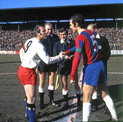 FC Bayern Muenchen Hamburger SV 13 03 1971 Uwe Seeler and Franz Beckenbauer greet each other In the center referee Gerd Hennig Â HM