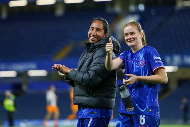 Sport Bilder des Tages London, England, October 8th 2024: Mayra Ramirez (7 Chelsea) and Sjoeke Nusken (6 Chelsea) look towards the fansduring the UEFA Womens Champions League game between Chelsea and Real Madrid at Stamford Bridge in London, England (Alexander Canillas SPP) Copyright: xAlexanderxCanillas SPPx spp-en-AlCa-0V1A9664