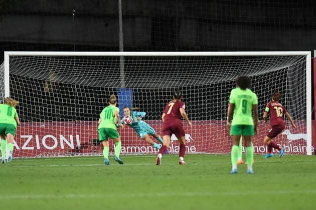 CALCIO - Champions League Women - Roma Women vs Wolfsburg Manuela Giugliano of AS Roma score on penalty during the Womenâ??s Champions League match between Roma Women v Wolfsburg woman at Tre Fontane stadium in Rome, Italy, October 08th, 2024. Mattia Vian during Roma Women vs Wolfsburg, UEFA Champions League Women football match in Rome, Italy, October 08 2024 Rome Italy  Copyright: xIPAxSport ABACAx