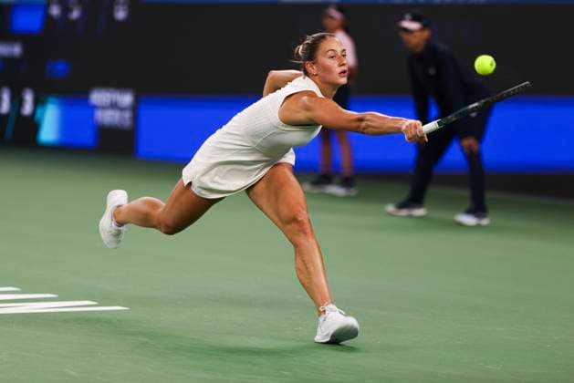 Sport Bilder des Tages Tennis, WTA-Turnier in Wuhan WUHAN, CHINA - OCTOBER 08: Marta Kostyuk of Ukraine hits a return in the Women s Singles Round of 64 match against Elina Avanesyan of Armenia on day four of 2024 Wuhan Open at Optics Valley International Tennis Center on October 8, 2024 in Wuhan, Hubei Province of China.  Copyright: xVCGx 111522638654