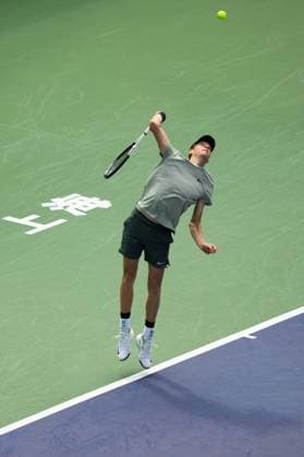 (241009) -- SHANGHAI, Oct. 9, 2024 -- Jannik Sinner serves during the men s singles round of 16 match between Jannik Sinner of Italy and Ben Shelton of the United States at the ATP, Tennis Herren World Tour Shanghai Masters tennis tournament in Shanghai, east China, Oct. 9, 2024. ) (SP)CHINA-SHANGHAI-TENNIS-ATP TOUR-SHANGHAI MASTERS(CN) XuxYanan 