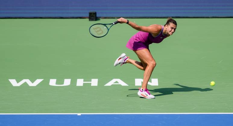 Tennis, WTA-Turnier in Wuhan (241009) -- WUHAN, Oct. 9, 2024 -- Aryna Sabalenka hits a return during the women s singles round of 32 match between Aryna Sabalenka of Belarus and Katerina Siniakova of the Czech Republic at the 2024 Wuhan Open tennis tournament in Wuhan, capital of central China s Hubei Province, Oct. 9, 2024. ) (SP)CHINA-WUHAN-TENNIS-WUHAN OPEN-WOMEN S SINGLES(CN) HuxJingwen 