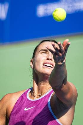 Tennis, WTA-Turnier in Wuhan (241009) -- WUHAN, Oct. 9, 2024 -- Aryna Sabalenka serves during the women s singles round of 32 match between Aryna Sabalenka of Belarus and Katerina Siniakova of the Czech Republic at the 2024 Wuhan Open tennis tournament in Wuhan, capital of central China s Hubei Province, Oct. 9, 2024. ) (SP)CHINA-WUHAN-TENNIS-WUHAN OPEN-WOMEN S SINGLES(CN) XiaoxYijiu 