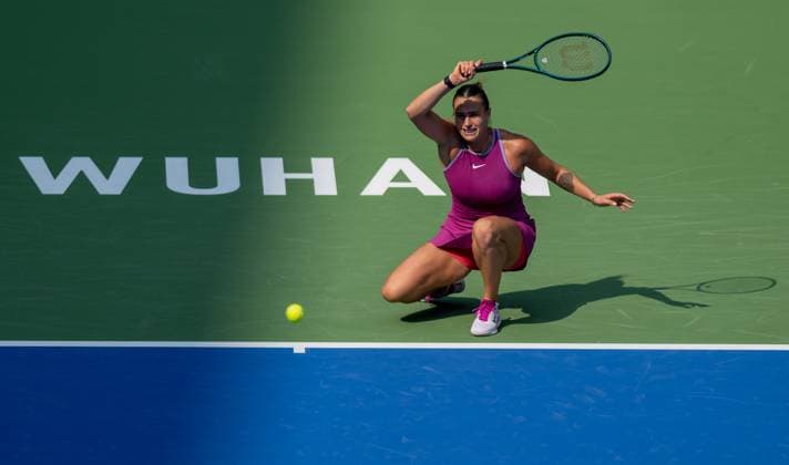 Tennis, WTA-Turnier in Wuhan (241009) -- WUHAN, Oct. 9, 2024 -- Aryna Sabalenka hits a return during the women s singles round of 32 match between Aryna Sabalenka of Belarus and Katerina Siniakova of the Czech Republic at the 2024 Wuhan Open tennis tournament in Wuhan, capital of central China s Hubei Province, Oct. 9, 2024. ) (SP)CHINA-WUHAN-TENNIS-WUHAN OPEN-WOMEN S SINGLES(CN) HuxJingwen 