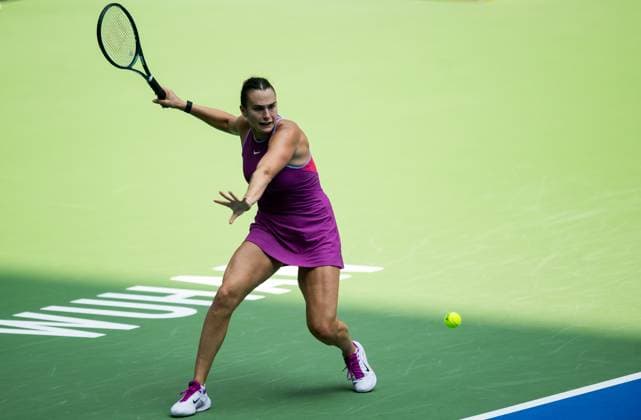 Tennis, WTA-Turnier in Wuhan (241009) -- WUHAN, Oct. 9, 2024 -- Aryna Sabalenka hits a return during the women s singles round of 32 match between Aryna Sabalenka of Belarus and Katerina Siniakova of the Czech Republic at the 2024 Wuhan Open tennis tournament in Wuhan, capital of central China s Hubei Province, Oct. 9, 2024. ) (SP)CHINA-WUHAN-TENNIS-WUHAN OPEN-WOMEN S SINGLES(CN) XiaoxYijiu 