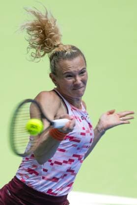 (241009) -- WUHAN, Oct. 9, 2024 -- Katerina Siniakova hits a return during the women s singles round of 32 match between Aryna Sabalenka of Belarus and Katerina Siniakova of the Czech Republic at the 2024 Wuhan Open tennis tournament in Wuhan, capital of central China s Hubei Province, Oct. 9, 2024. ) (SP)CHINA-WUHAN-TENNIS-WUHAN OPEN-WOMEN S SINGLES(CN) XiaoxYijiu 