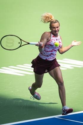 (241009) -- WUHAN, Oct. 9, 2024 -- Katerina Siniakova hits a return during the women s singles round of 32 match between Aryna Sabalenka of Belarus and Katerina Siniakova of the Czech Republic at the 2024 Wuhan Open tennis tournament in Wuhan, capital of central China s Hubei Province, Oct. 9, 2024. ) (SP)CHINA-WUHAN-TENNIS-WUHAN OPEN-WOMEN S SINGLES(CN) XiaoxYijiu 