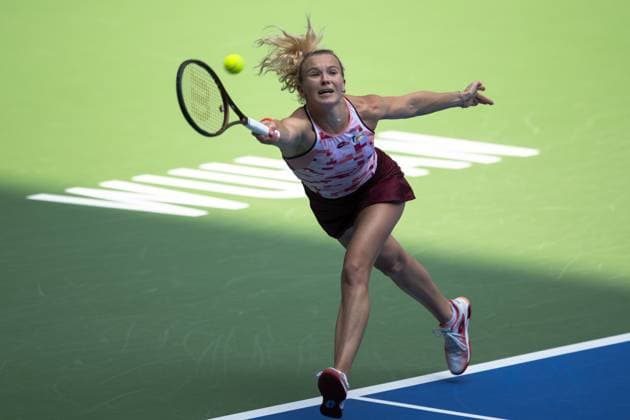(241009) -- WUHAN, Oct. 9, 2024 -- Katerina Siniakova hits a return during the women s singles round of 32 match between Aryna Sabalenka of Belarus and Katerina Siniakova of the Czech Republic at the 2024 Wuhan Open tennis tournament in Wuhan, capital of central China s Hubei Province, Oct. 9, 2024. ) (SP)CHINA-WUHAN-TENNIS-WUHAN OPEN-WOMEN S SINGLES(CN) XiaoxYijiu 