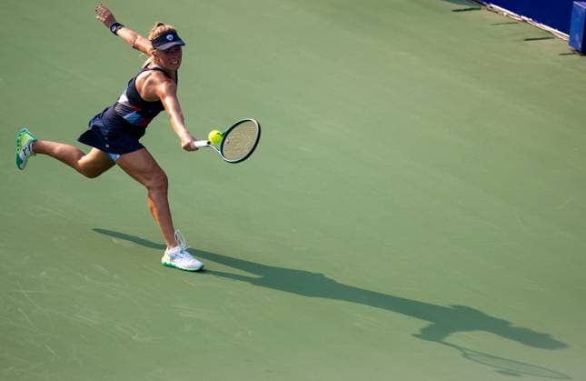 (241009) -- WUHAN, Oct. 9, 2024 -- Magdalena Frech hits a return during the women s singles round of 32 match between Magdalena Frech of Poland and Emma Navarro of the United States at the 2024 Wuhan Open tennis tournament in Wuhan, capital of central China s Hubei Province, Oct. 9, 2024. ) (SP)CHINA-WUHAN-TENNIS-WUHAN OPEN-WOMEN S SINGLES(CN) HuxJingwen 