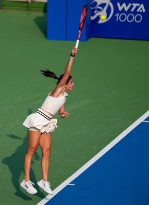 (241009) -- WUHAN, Oct. 9, 2024 -- Emma Navarro serves during the women s singles round of 32 match between Magdalena Frech of Poland and Emma Navarro of the United States at the 2024 Wuhan Open tennis tournament in Wuhan, capital of central China s Hubei Province, Oct. 9, 2024. ) (SP)CHINA-WUHAN-TENNIS-WUHAN OPEN-WOMEN S SINGLES(CN) HuxJingwen 