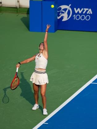 (241009) -- WUHAN, Oct. 9, 2024 -- Emma Navarro serves during the women s singles round of 32 match between Magdalena Frech of Poland and Emma Navarro of the United States at the 2024 Wuhan Open tennis tournament in Wuhan, capital of central China s Hubei Province, Oct. 9, 2024. ) (SP)CHINA-WUHAN-TENNIS-WUHAN OPEN-WOMEN S SINGLES(CN) HuxJingwen 