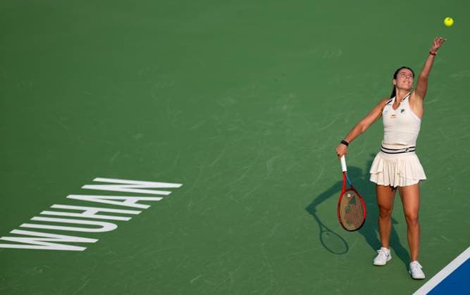 (241009) -- WUHAN, Oct. 9, 2024 -- Emma Navarro serves during the women s singles round of 32 match between Magdalena Frech of Poland and Emma Navarro of the United States at the 2024 Wuhan Open tennis tournament in Wuhan, capital of central China s Hubei Province, Oct. 9, 2024. ) (SP)CHINA-WUHAN-TENNIS-WUHAN OPEN-WOMEN S SINGLES(CN) HuxJingwen 