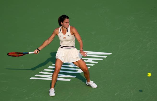 (241009) -- WUHAN, Oct. 9, 2024 -- Emma Navarro hits a return during the women s singles round of 32 match between Magdalena Frech of Poland and Emma Navarro of the United States at the 2024 Wuhan Open tennis tournament in Wuhan, capital of central China s Hubei Province, Oct. 9, 2024. ) (SP)CHINA-WUHAN-TENNIS-WUHAN OPEN-WOMEN S SINGLES(CN) HuxJingwen 