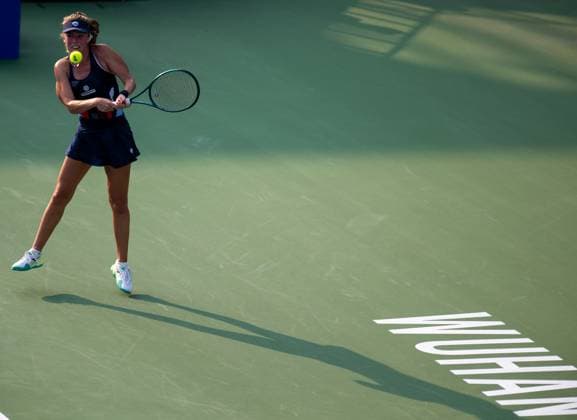 (241009) -- WUHAN, Oct. 9, 2024 -- Magdalena Frech hits a return during the women s singles round of 32 match between Magdalena Frech of Poland and Emma Navarro of the United States at the 2024 Wuhan Open tennis tournament in Wuhan, capital of central China s Hubei Province, Oct. 9, 2024. ) (SP)CHINA-WUHAN-TENNIS-WUHAN OPEN-WOMEN S SINGLES(CN) HuxJingwen 